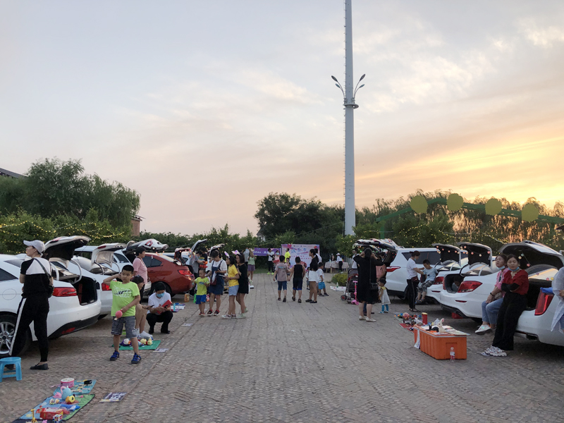 夏令營挑戰地攤經濟，覽眾房車不一樣的活動