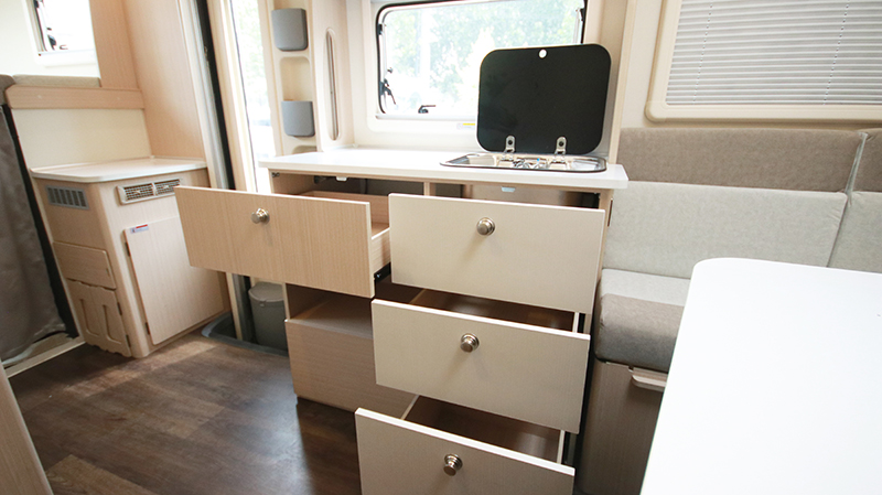 帶老人和孩子出行最合適，還是四驅(qū)房車(chē)