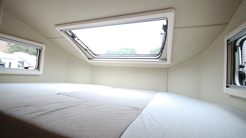 帶老人和孩子出行最合適，還是四驅(qū)房車(chē)