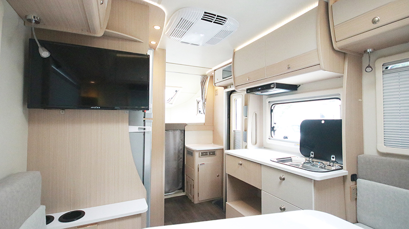 帶老人和孩子出行最合適，還是四驅(qū)房車(chē)