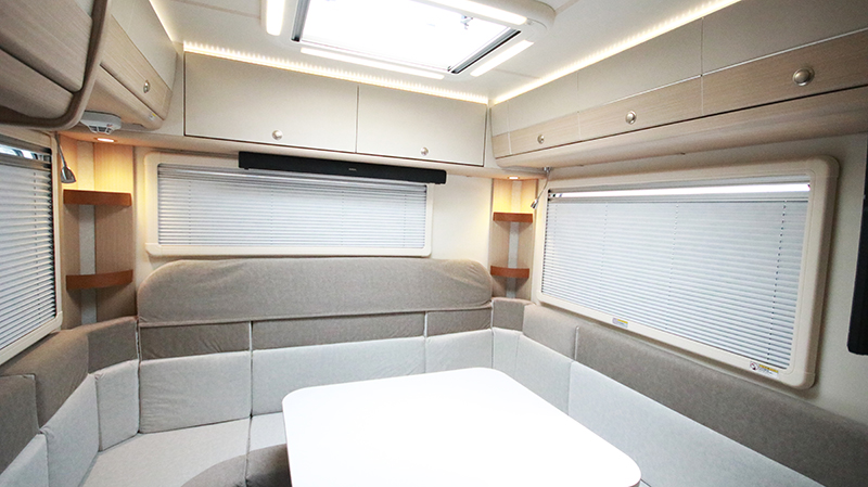 帶老人和孩子出行最合適，還是四驅(qū)房車(chē)