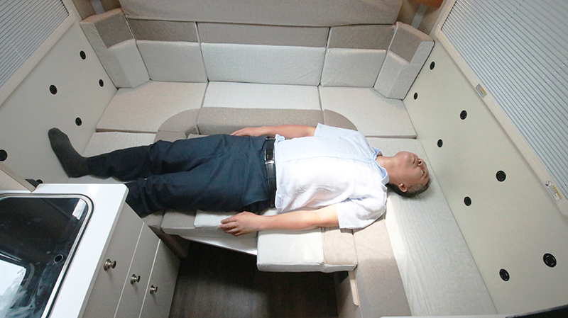 帶老人和孩子出行最合適，還是四驅(qū)房車(chē)