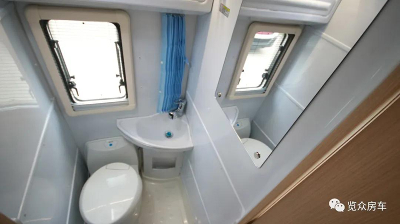 兩張雙人床，使用還方便的房車