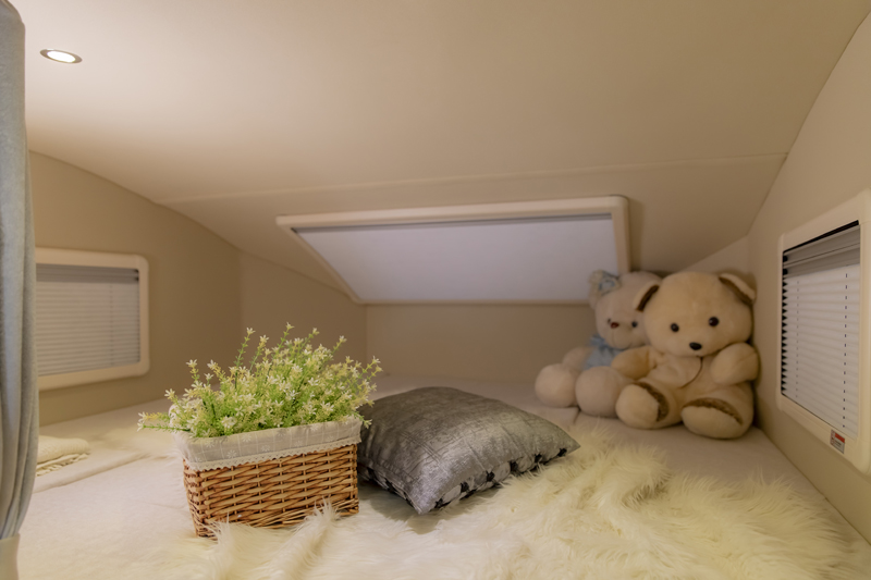 上下鋪床的房車,空間利用真合適 上下鋪床的房車,空間利用真合適