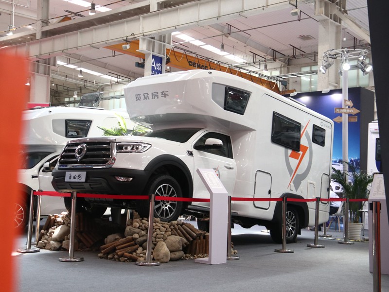年度新車(chē)、自動(dòng)檔、四驅(qū)，能選的房車(chē)