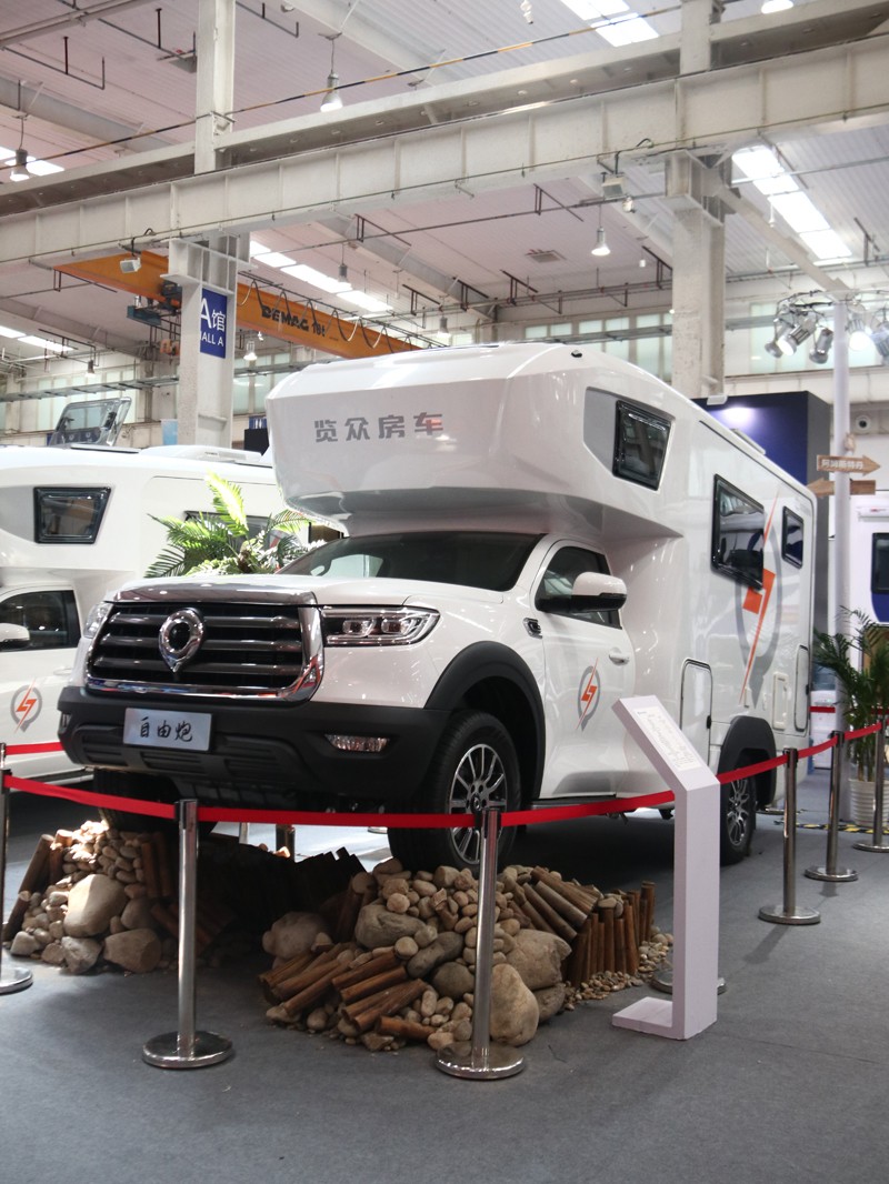 年度新車(chē)、自動(dòng)檔、四驅(qū)，能選的房車(chē)