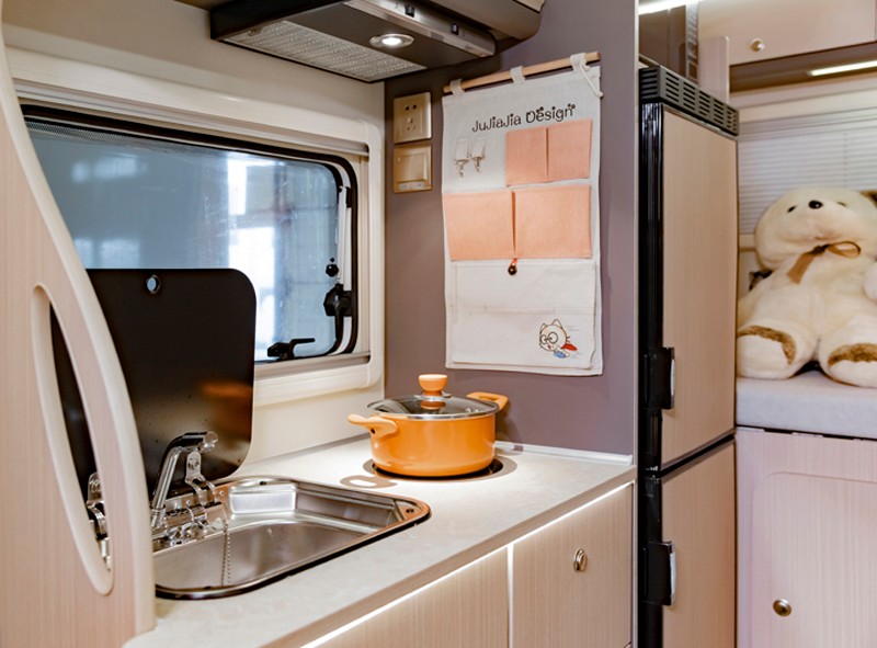 喜歡自駕游，不知道怎么選房車，看看這款四驅房車