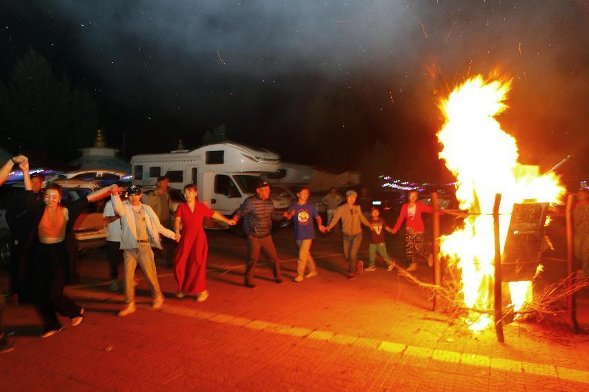 對酒當(dāng)歌,人生幾何,要盡興就現(xiàn)在! 對酒當(dāng)歌,人生幾何,要盡興就現(xiàn)在!